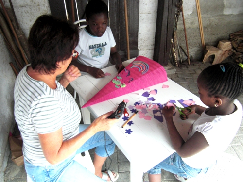 Da wird geschnibbelt und geklebt 'was das Zeug hält'