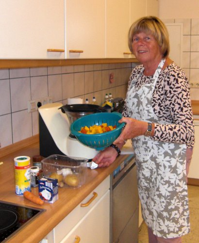 Da wird geschnibbelt für die Kürbissuppe