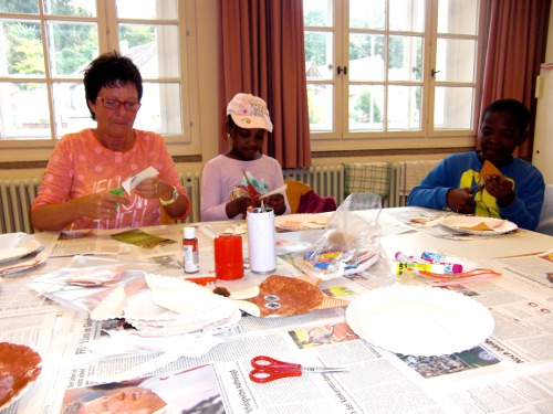 Da wird geschnibbelt und geklebt 'was das Zeug hält'